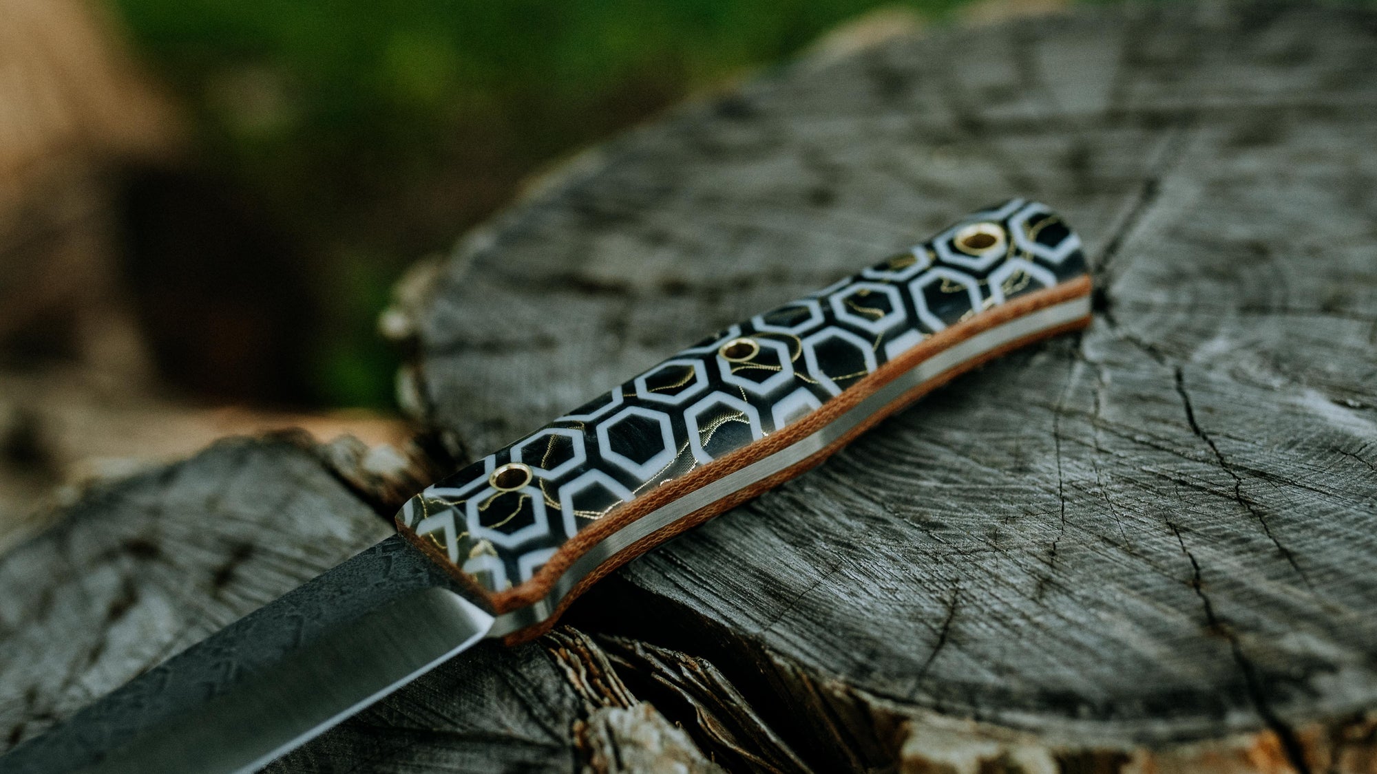 Walkabout - in glow honey comb brass core - (AEB-L)